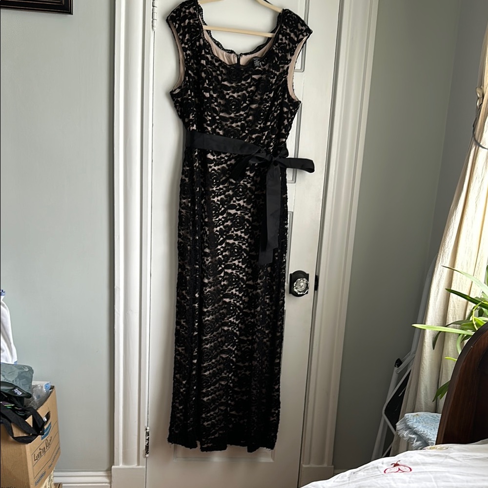 R&M Richards Black Cocktail Gown with Sleeveless Design and Scoop Neck